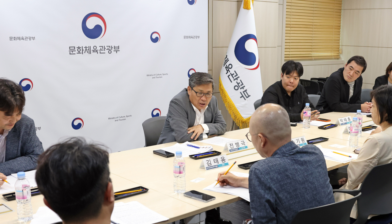 지난 24일 전병극 문화체육관광부 제1차관이 서울 용산구 문체부 서울사무소 회의실에서 열린 영상콘텐츠 제작비 세액공제 간담회에서 영상콘텐츠 주요 협·단체 및 제작사 관계자와 '글로벌 스탠다드에 맞지 않는 규제 철폐'를 위한 영상 콘텐츠 제작비 세액공제 확대 추진 등에 대해 논의하고 있다. [연합]