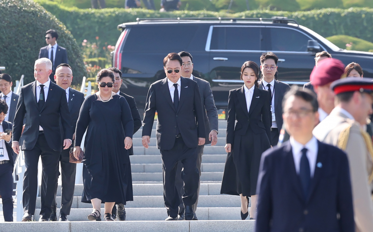 6·25 정전협정 70주년을 맞아 윤석열 대통령과 김건희 여사가 27일 부산 남구 유엔기념공원을 방문, 유엔 참전국 정부대표단과 함께 참배하고 있다. [연합]