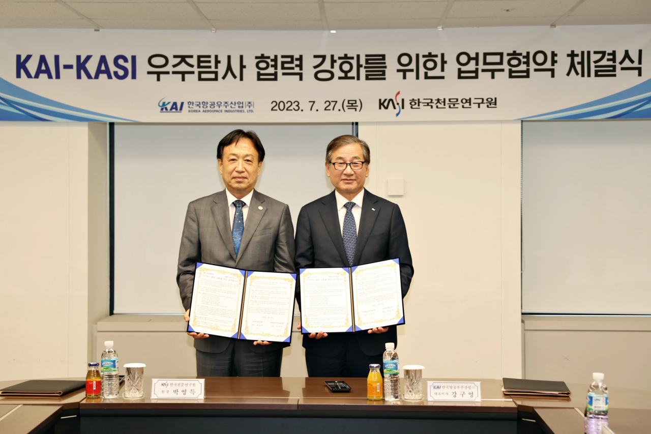 박영득(왼쪽) 한국천문연구원장과 강구영 KAI 사장이 업무협약서를 들어보이고 있다.[한국천문연구원 제공]