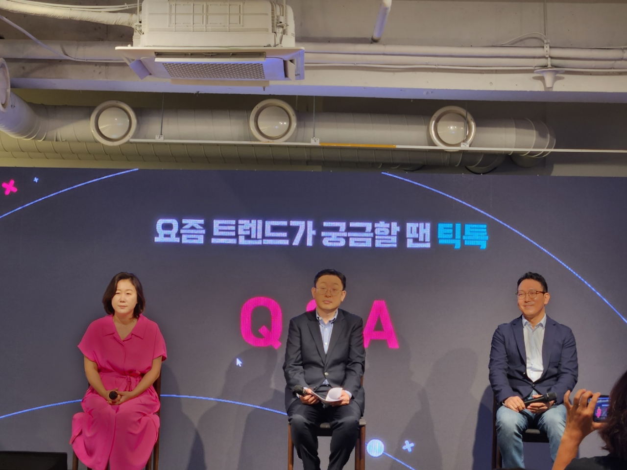 (왼쪽부터)홍종희 틱톡코리아 커뮤니케이션 총괄, 정재훈 운영 총괄, 손현호 글로벌 비즈니스 솔루션 제너럴 매니저가 서울 용산구 이태원동에서 진행된 ‘2023 상반기 결산 틱톡 트렌드’ 기자간담회에서 질의응답을 하고 있다. [이영기 기자/20ki@]