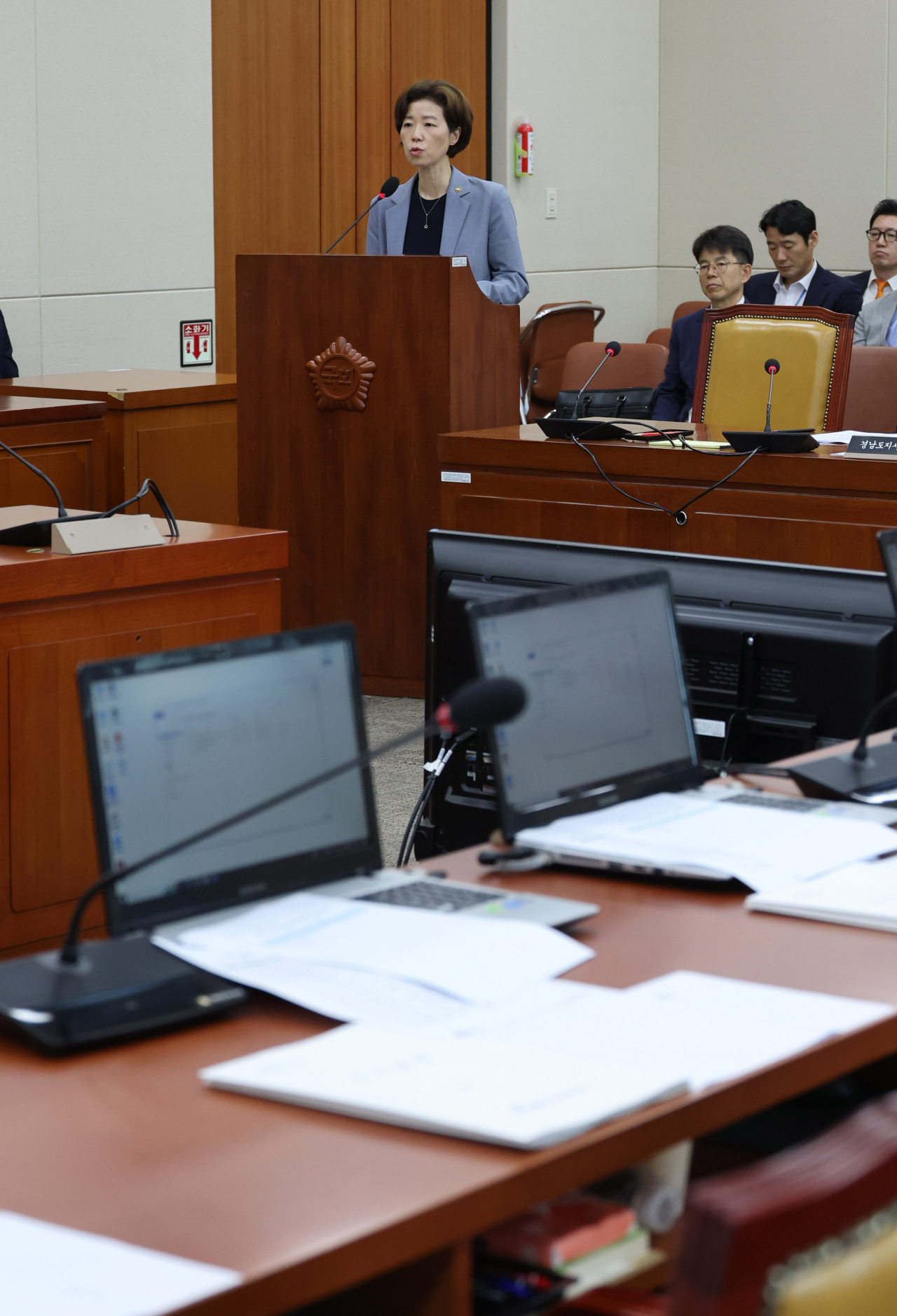 조성경 과학기술정보통신부 제1차관이 27일 오전 서울 여의도 국회에서 열린 과학기술정보방송통신위원회 전체회의에서 우주항공청 설립 관련 보고를 하고 있다. 이날 더불어민주당 의원들은 전체회의에 불참했다. [연합]