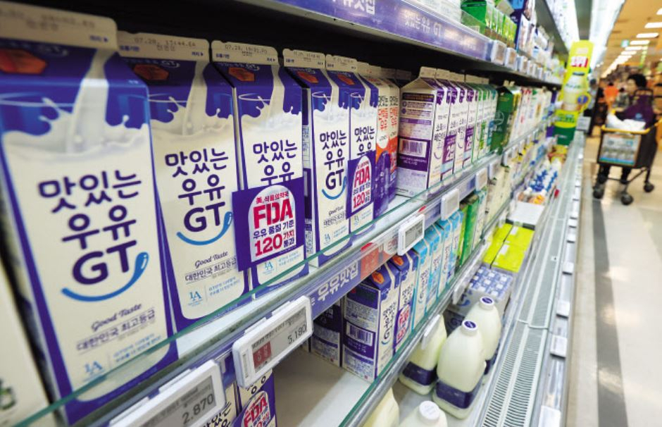 서울 시내 한 마트에 진열된 우유 제품들 [연합]