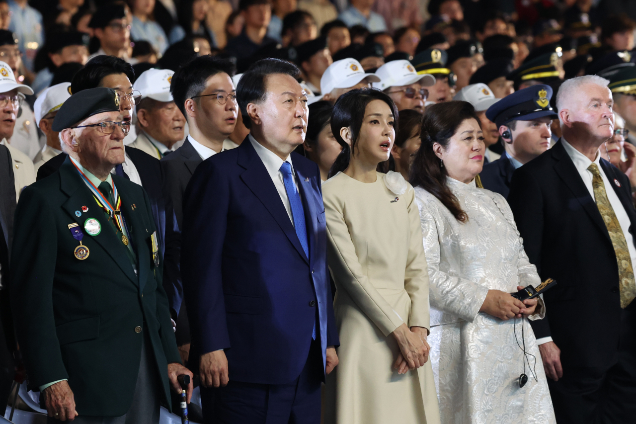 6·25 정전협정 70주년을 맞아 윤석열 대통령과 김건희 여사가 27일 해운대구 부산 영화의 전당 야외극장에서 진행된 유엔군 참전의날·정전협정 70주년 기념식에서 애국가를 부르고 있다. [연합]