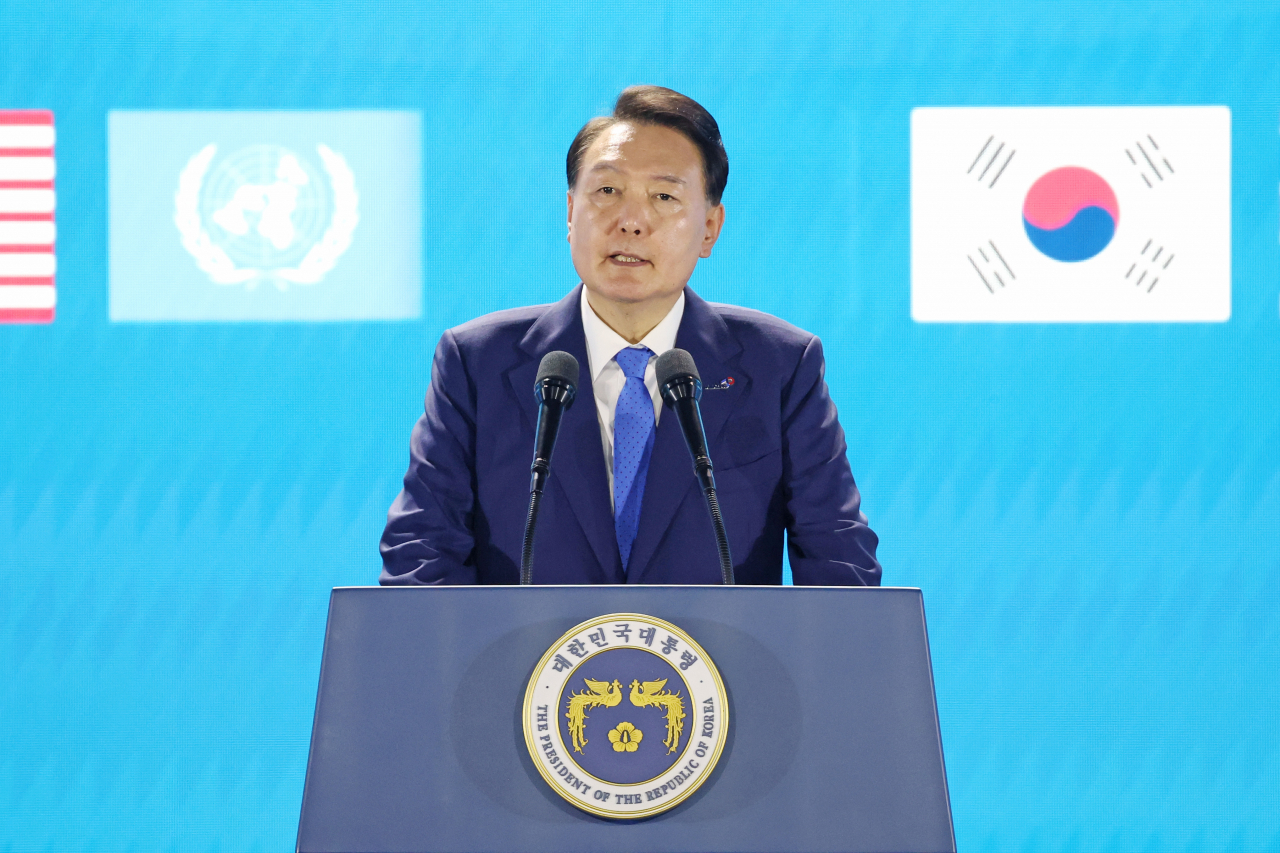 6·25 정전협정 70주년을 맞아 윤석열 대통령과 김건희 여사가 27일 해운대구 부산 영화의 전당 야외극장에서 진행된 유엔군 참전의날·정전협정 70주년 기념식에서 기념사를 하고 있다. [연합]