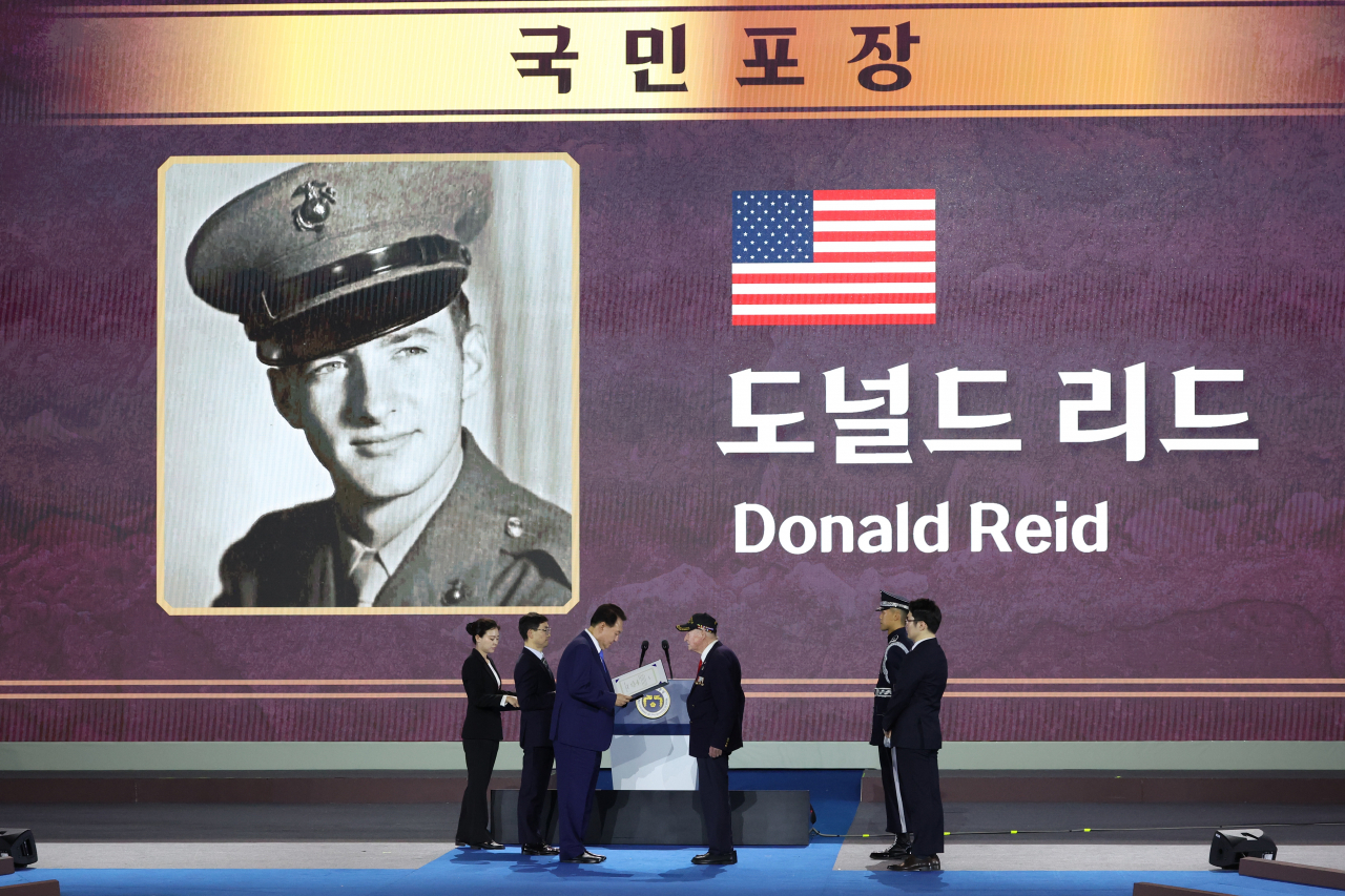 6·25 정전협정 70주년을 맞아 윤석열 대통령이 27일 해운대구 부산 영화의 전당 야외극장에서 진행된 유엔군 참전의날·정전협정 70주년 기념식에서 참전용사인 도널드 리드 씨(미국)에게 국민포장을 수여하고 있다. [연합]