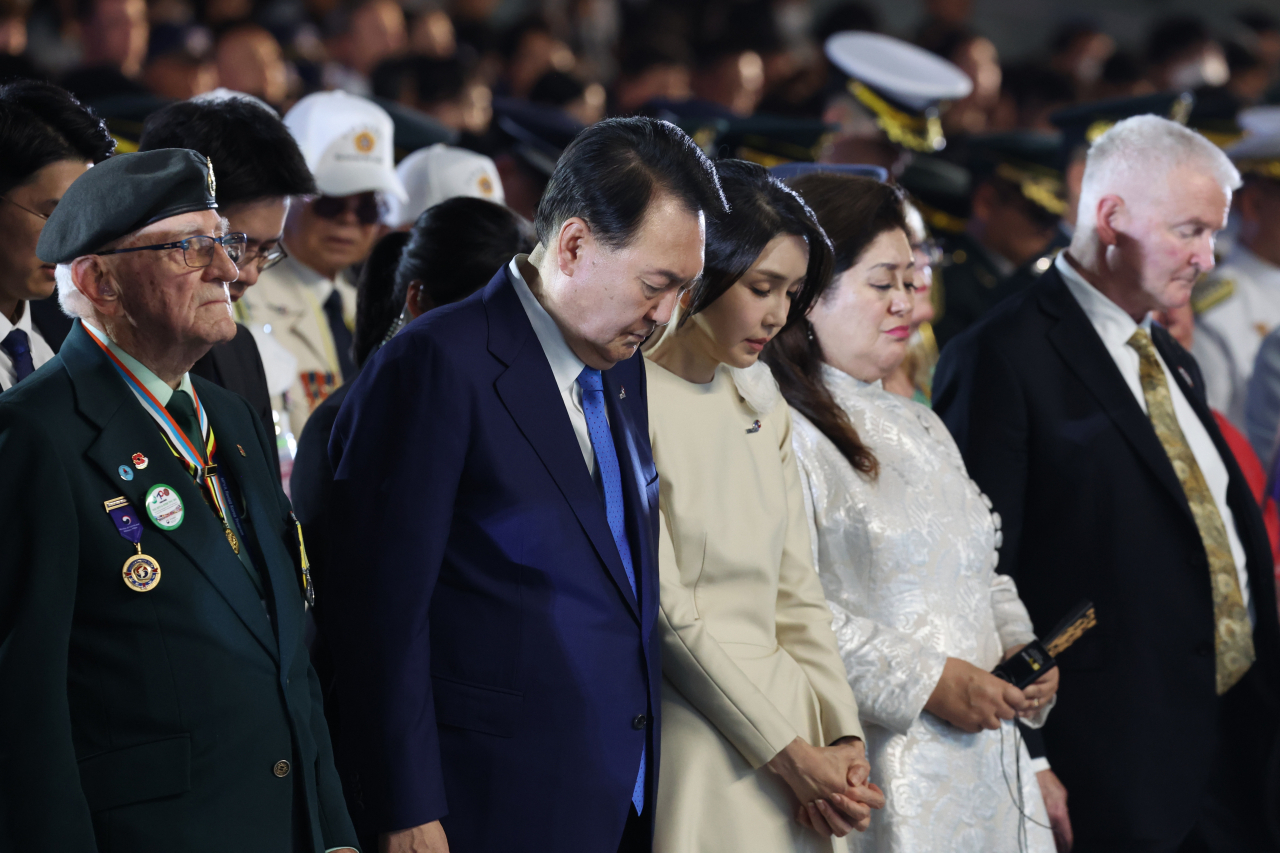 6·25 정전협정 70주년을 맞아 윤석열 대통령과 김건희 여사가 27일 해운대구 부산 영화의 전당 야외극장에서 진행된 유엔군 참전의날·정전협정 70주년 기념식에서 묵념하고 있다. [연합]