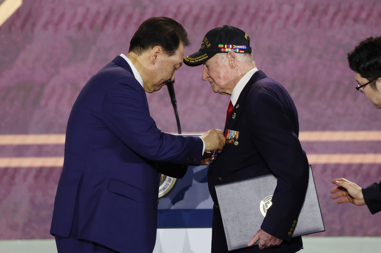 6·25 정전협정 70주년을 맞아 윤석열 대통령이 27일 해운대구 부산 영화의 전당 야외극장에서 진행된 유엔군 참전의날·정전협정 70주년 기념식에서 참전용사인 도널드 리드 씨(미국)에게 국민포장을 수여하고 있다. [연합]