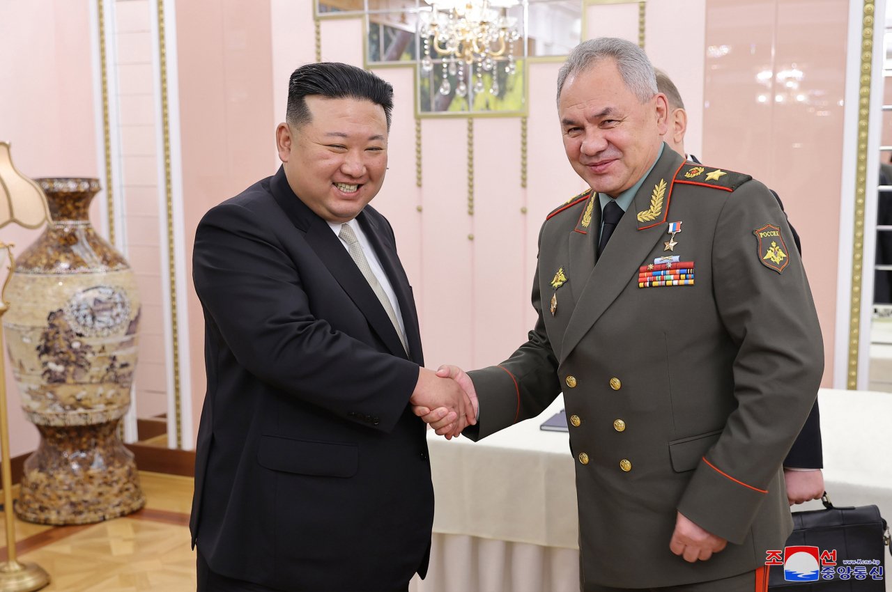 김정은 북한 국무위원장이 지난 26일 당중앙위원회 본부청사에서 조국해방전쟁승리 70주년(전승절) 행사 참석차 방북한 세르게이 쇼이구 국방장관을 단장으로 하는 러시아 군사대표단을 접견했다고 조선중앙통신이 27일 보도했다. [연합]