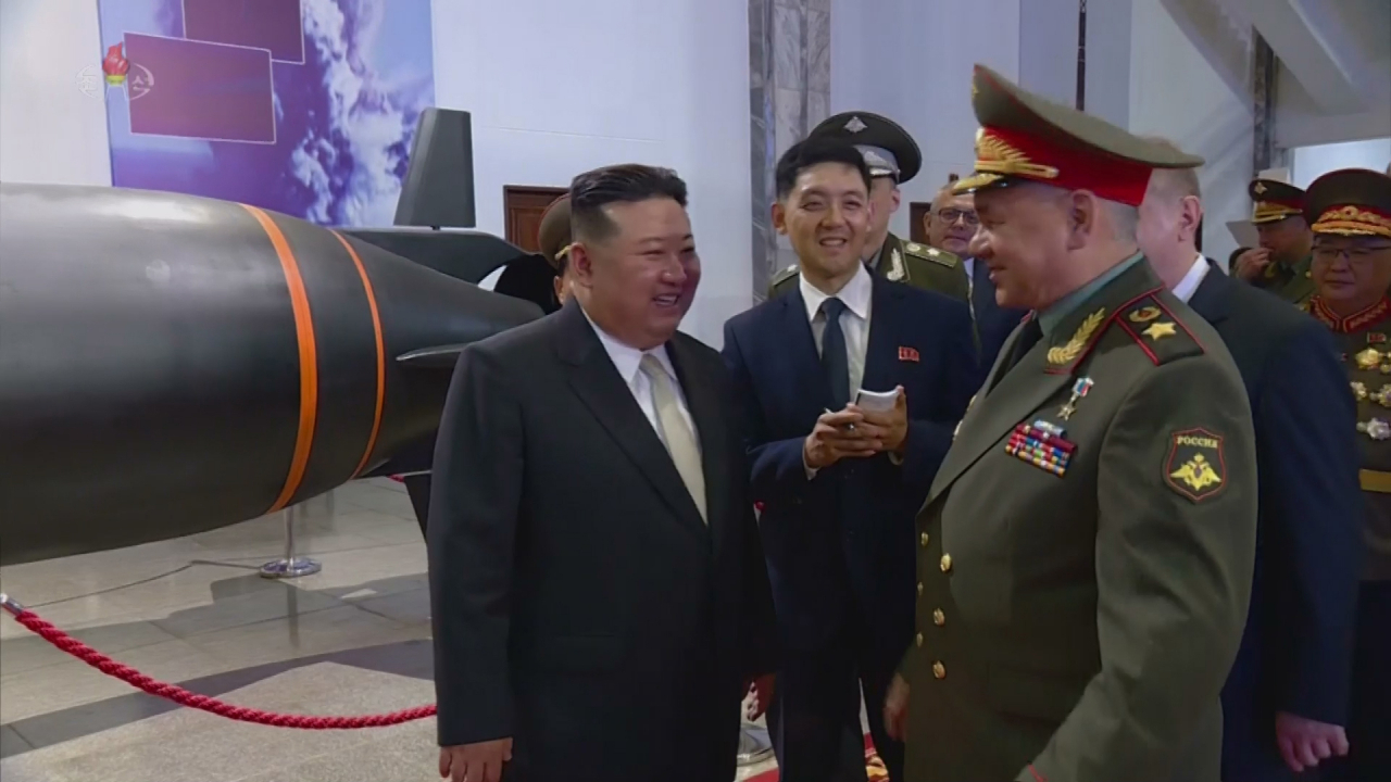 김정은 북한 국무위원장이 '전승절'(6·25전쟁 정전협정기념일) 70주년 행사 참석차 북한을 방문하고 있는 러시아 군사대표단과 함께 지난 26일 '무장장비전시회-2023'을 참관했다고 조선중앙TV가 27일 보도했다. [조선중앙TV/연합]