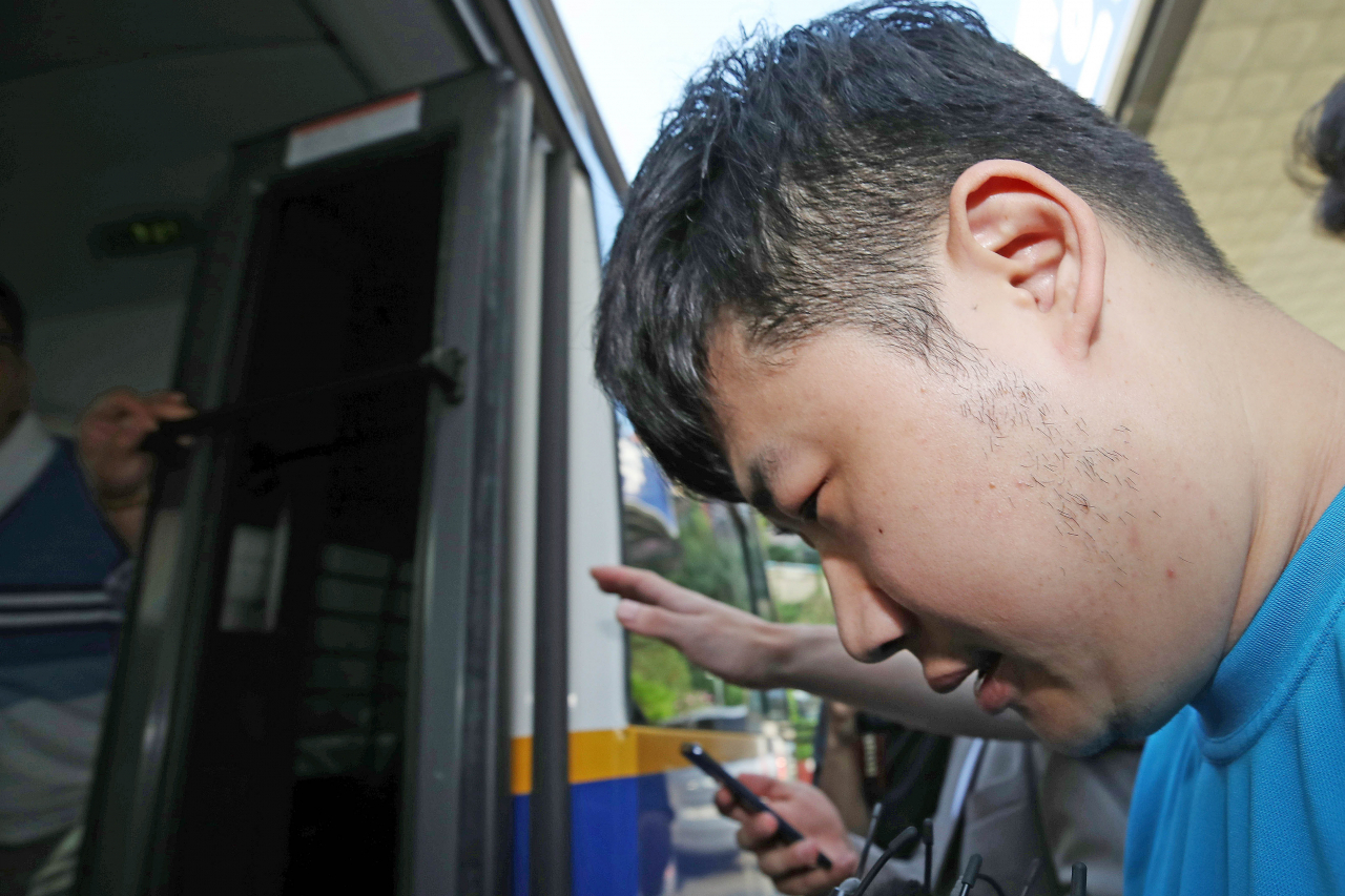 4명의 사상자를 낸 '신림동 흉기난동 사건' 피의자 조선이 28일 오전 서울 관악경찰서에서 검찰로 송치되고 있다. [연합]