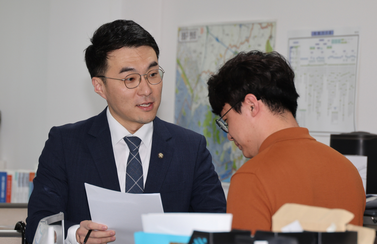 서울 여의도 국회 의원회관 의원실에서 김남국 의원이 보좌진과 함께 업무를 보고 있다. [연합]