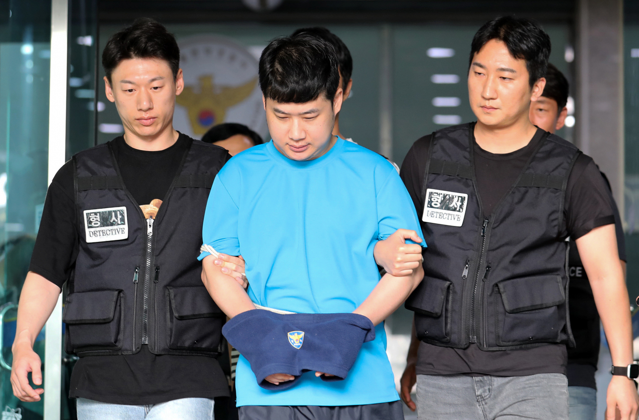 신림동 흉기난동 사건 피의자 조선이 28일 서울 관악구 관악경찰서에서 검찰로 송치되고 있다. 조선은 지난 21일 신림역 20대 남성을 흉기로 살해한 뒤 추가로 30대 남성 3명에게 잇따라 흉기를 휘둘렀다. 임세준 기자