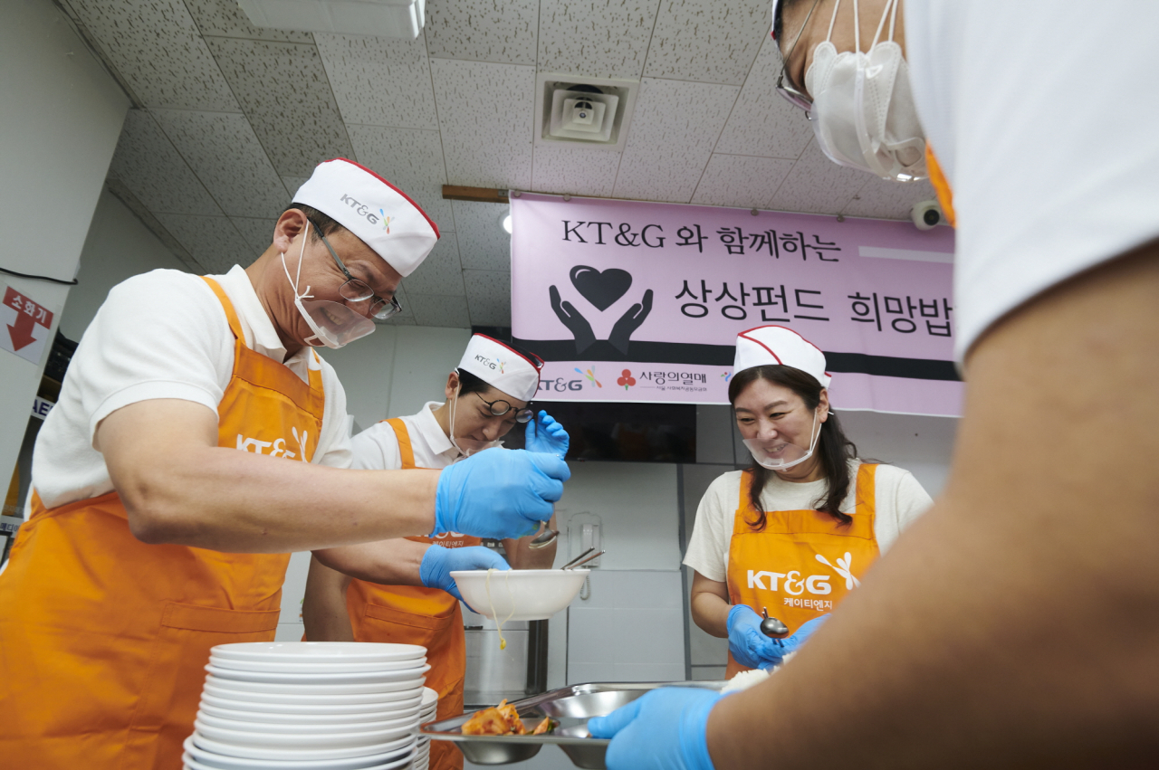 백복인(왼쪽) KT&G 사장이 무료급식소에서 배식 봉사활동을 하고 있다. [KT&G 제공]