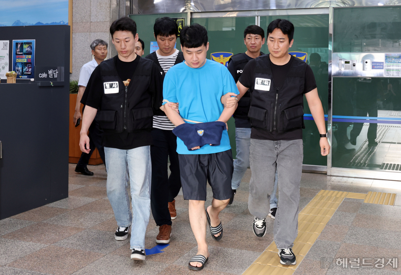 신림동 흉기난동 사건 피의자 조선이 28일 서울 관악구 관악경찰서에서 검찰로 송치되고 있다. 임세준 기자