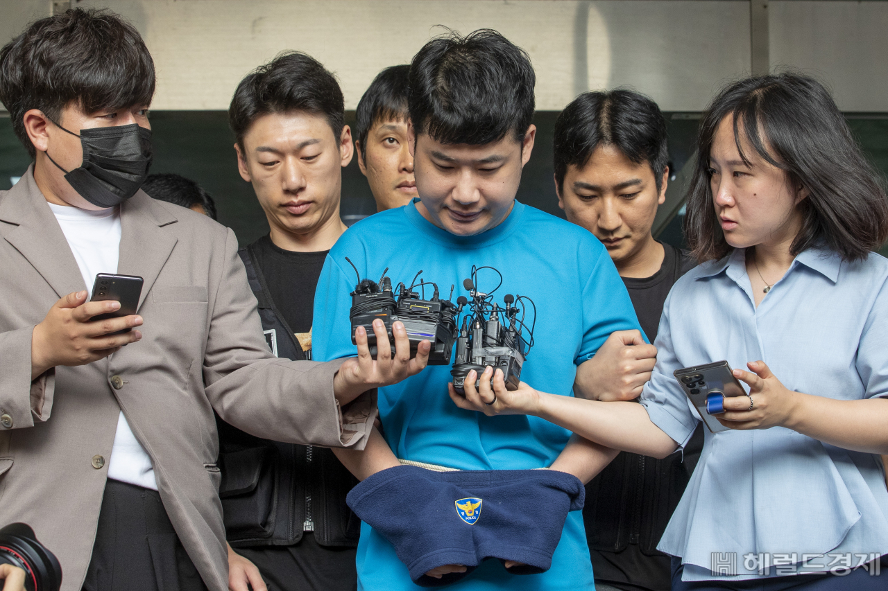 신림동 흉기난동 사건 피의자 조선이 28일 서울 관악구 관악경찰서에서 검찰로 송치되고 있다. 임세준 기자