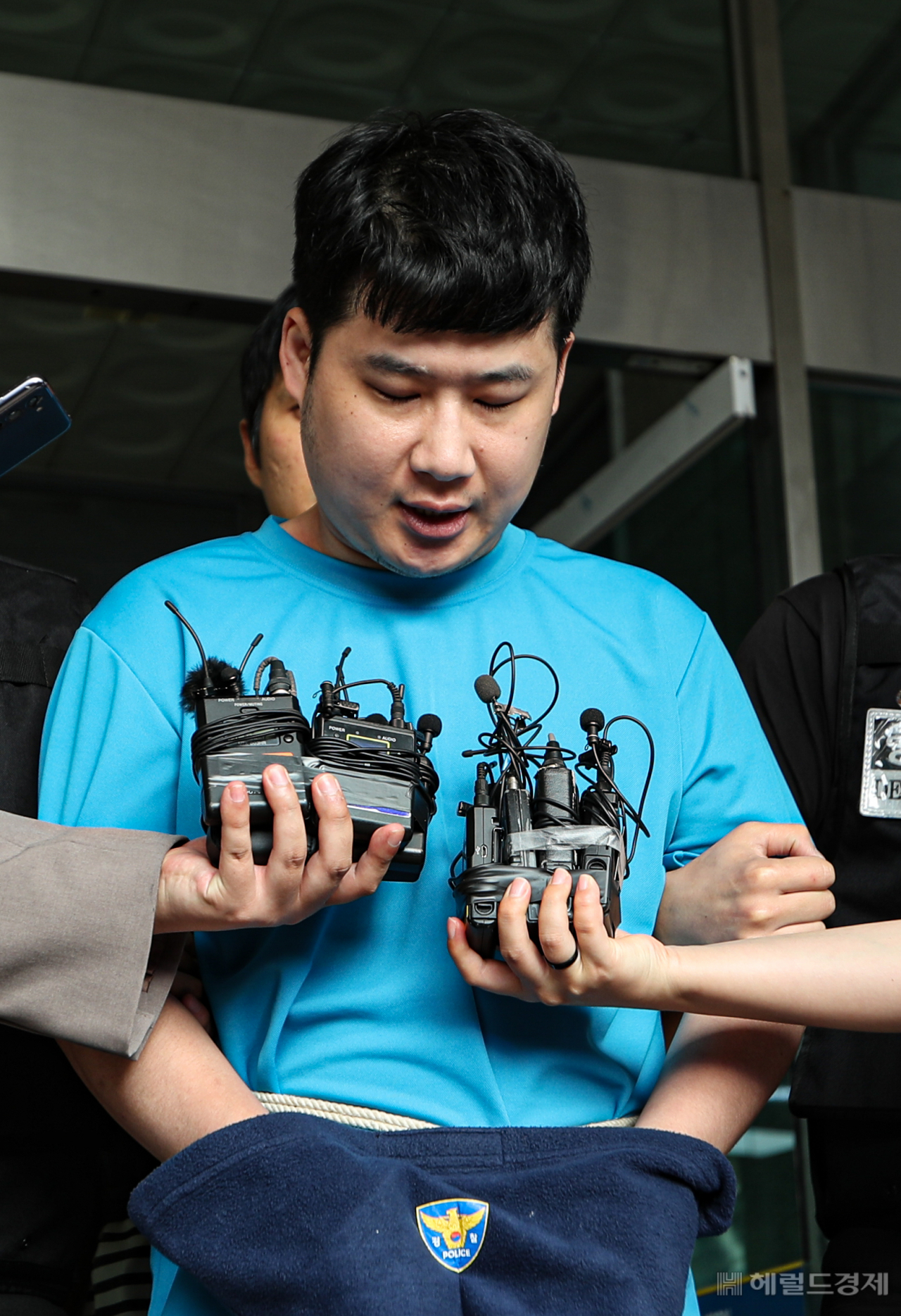 신림동 흉기난동 사건 피의자 조선이 28일 서울 관악구 관악경찰서에서 검찰로 송치되고 있다. 임세준 기자