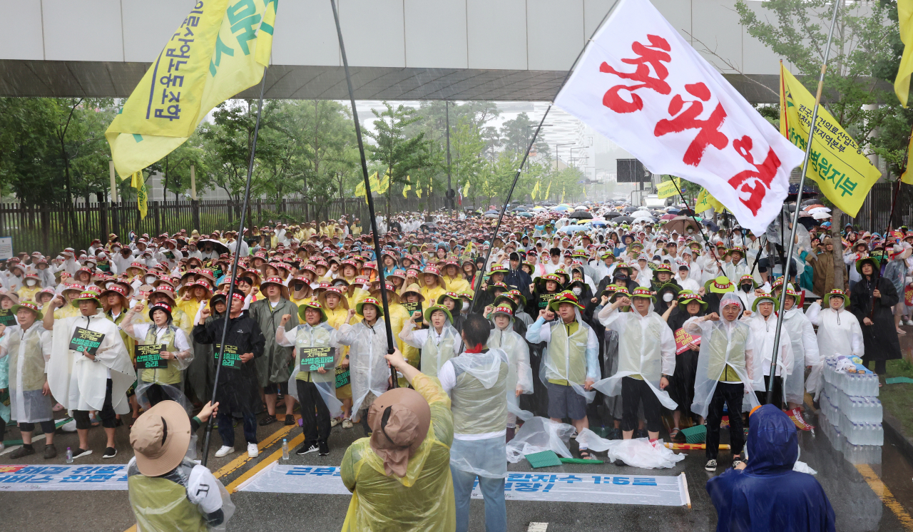 민주노총 전국보건의료산업노동조합(보건의료노조)원들이 지난14일 오후 세종시 정부세종청사 보건복지부 앞에서 인력·공공의료 확충, 간호간병통합서비스 전면 해결 등을 촉구하고 있다. [연합]