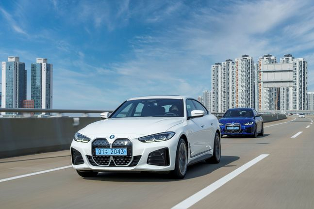 BMW ‘i4’ 주행 모습. [BMW 코리아 제공]