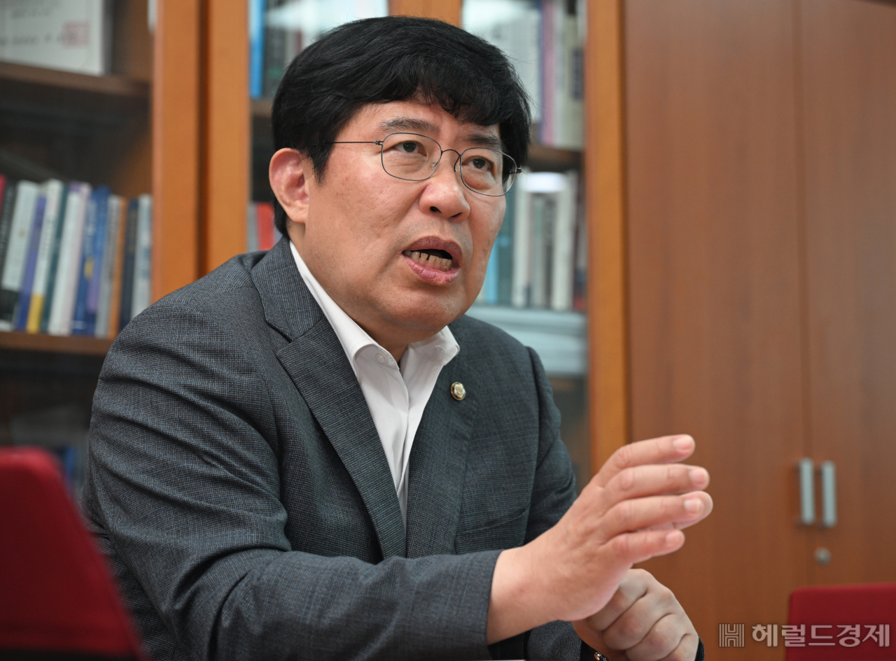 윤창현 국민의힘 의원이 26일 서울 여의도 국회 의원회관에서 헤럴드경제와 인터뷰를 갖고 있다. 임세준 기자