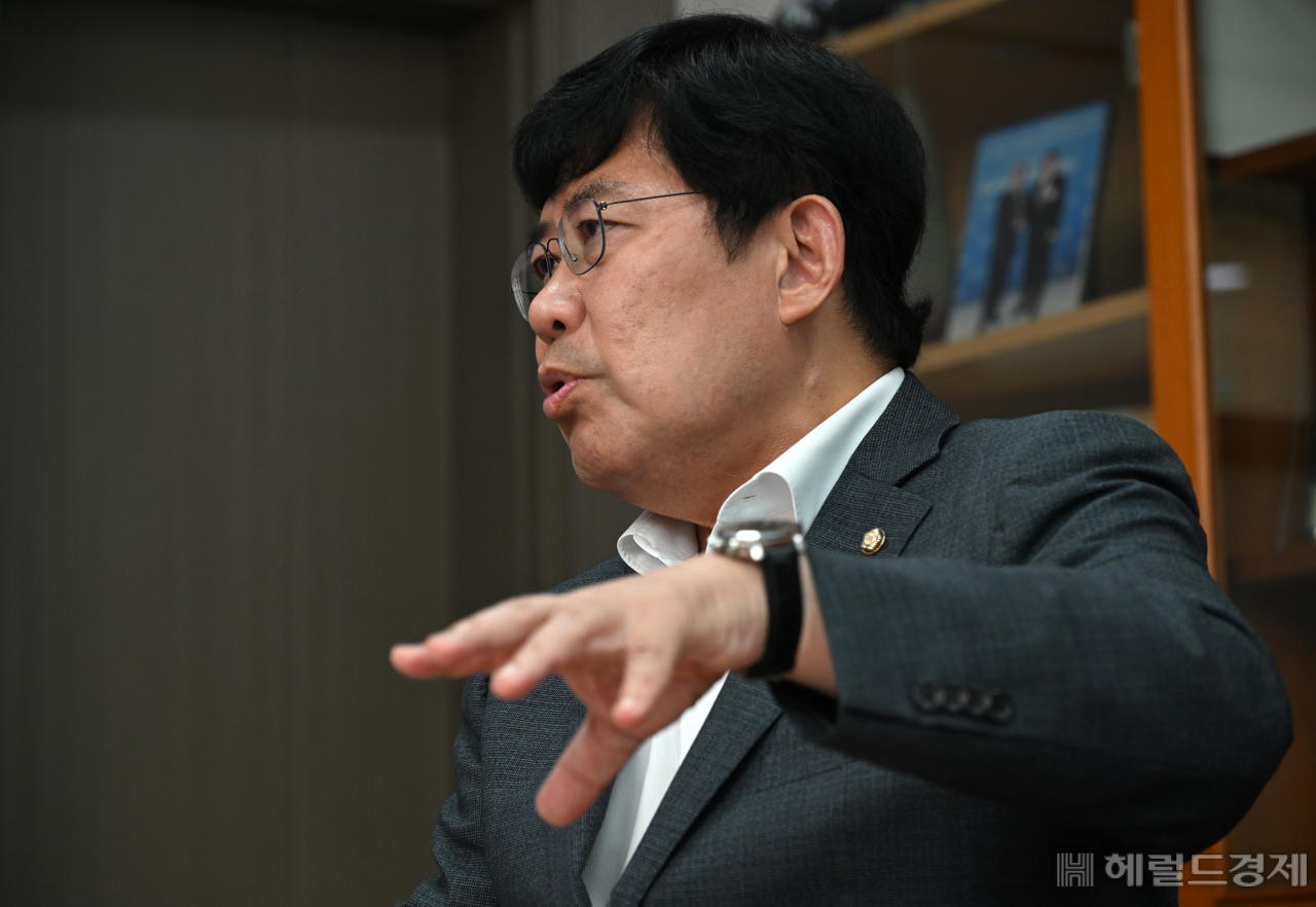 윤창현 국민의힘 의원이 26일 서울 여의도 국회 의원회관에서 헤럴드경제와 인터뷰를 갖고 있다. 임세준 기자