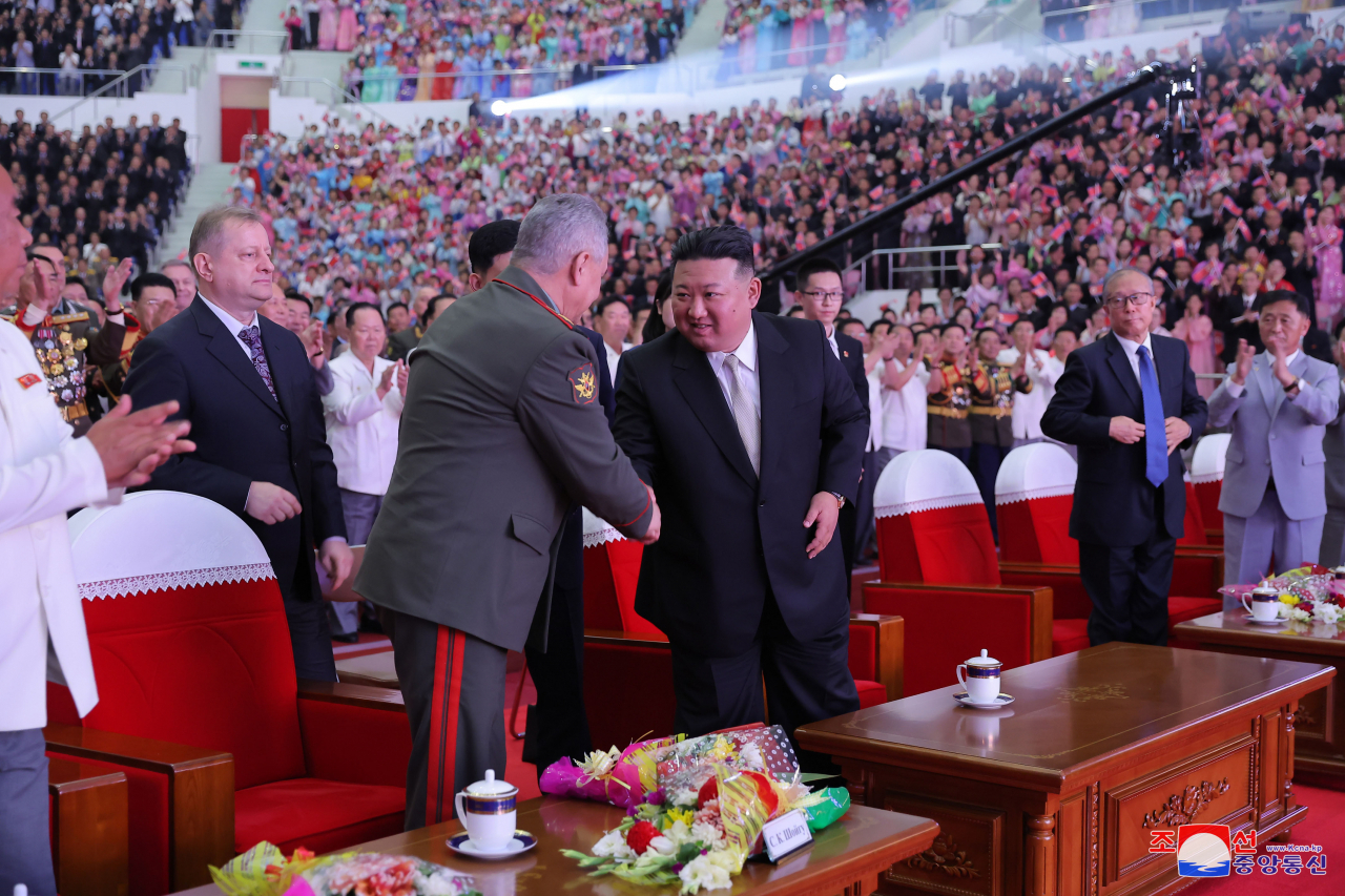 김정은 북한 국무위원장이 '전승절'(6·25전쟁 정전협정기념일) 70주년 행사 참석차 방북한 러시아 군사대표단, 중국 정부 대표단과 함께 공연을 관람했다고 조선중앙통신이 7월27일 보도했다. [연합]