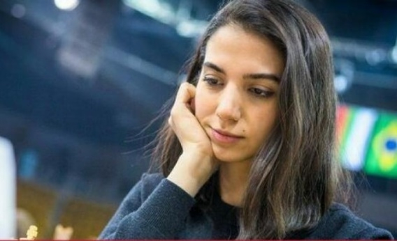 히잡을 쓰지 않은 이란 20대 여성이 체스대회에 참가했다. [로이터]