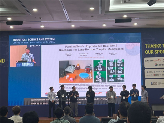 RSS 2023에서 임재환 교수팀이 연구성과를 발표하고 있다.[KAIST 제공]