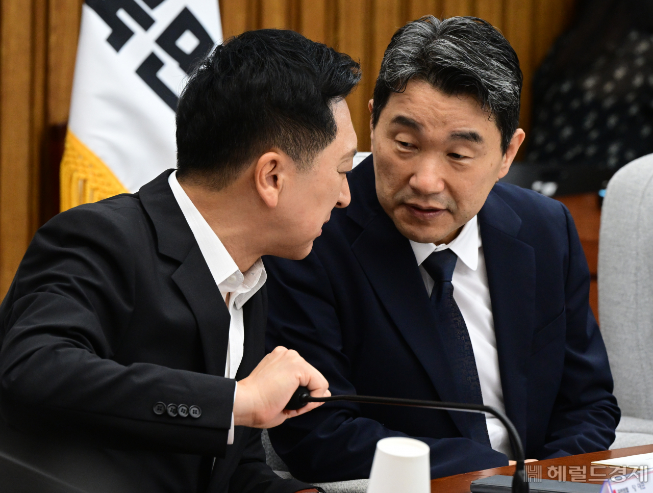 김기현(왼쪽) 국민의힘 대표와 이주호 부총리가 28일 서울 여의도 국회에서 열린 '유·보 관리체계 일원화 방안' 당정협의회에 참석해 대화를 나누고 있다. 임세준 기자