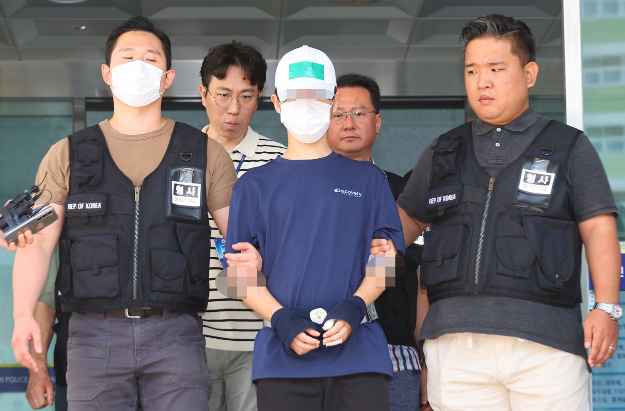 인천의 한 아파트 복도에서 출근하던 옛 연인을 살해한 혐의 등으로 구속된 30대 남성 A씨가 28일 오전 인천 논현경찰서에서 검찰로 송치되고 있다. [연합]