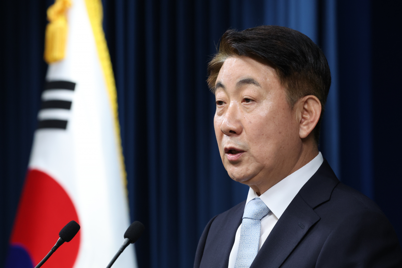 방송통신위원장 후보로 지명된 이동관 대통령 대외협력특보가 28일 서울 용산 대통령실 청사에서 인사말을 하고 있다. [연합]