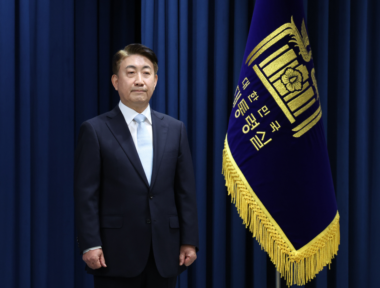 방송통신위원장 후보로 지명된 이동관 대통령 대외협력특보가 28일 서울 용산 대통령실 청사 브리핑룸에서 인사말을 하기 위해 잠시 대기하고 있다. [연합]