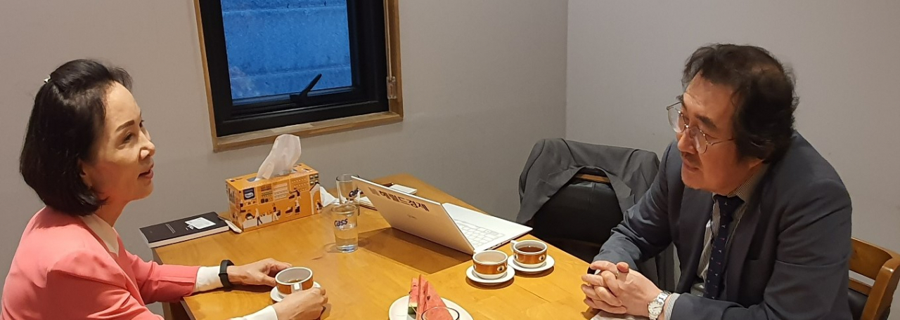 27일 광주 충장로 한 식당에서 헤럴드경제 취재진과 김용임 광주시의원을 만났다. 그는 국민의힘 심볼인 흰색 블라우스와 핑크색 자켓으로 코디해 눈길을 끌었다. 서인주 기자