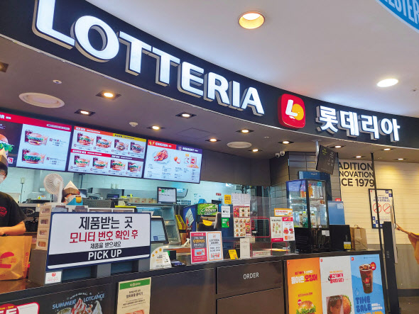 해외 수제버거 브랜드 가세로 버거시장 경쟁이 치열해지는 가운데 롯데리아는 버거송 제작과 맛집메뉴 추가, 메타버스 플랫폼 제작 등 차별화 전략을 펼치고 있다. [롯데GRS 제공]