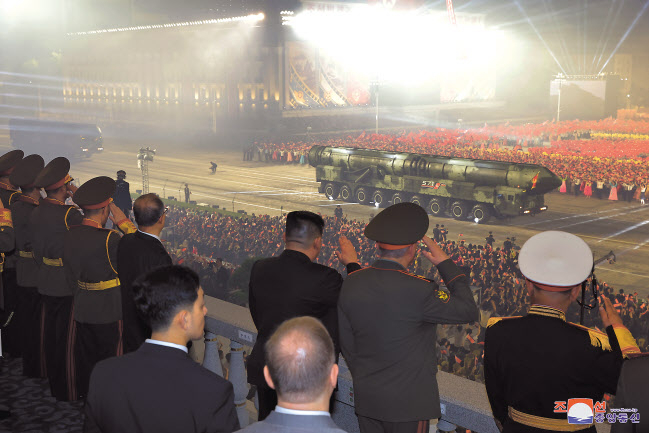 북한이 ‘전승절’(6·25전쟁 정전협정기념일) 70주년인 지난 27일 저녁 평양 김일성광장에서 열병식을 개최했다고 조선중앙통신이 28일 보도했다. 김정은 국무위원장이 지켜보는 가운데 신형 대륙간 탄도미사일(ICBM) ‘화성-18형’이 행진 대열 속에서 선보이고 있다. [연합]