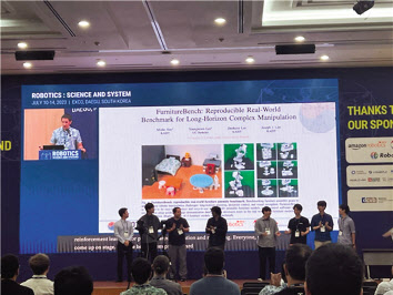 임재환 교수팀이 ‘RSS 2023’에서 연구성과를 발표하고 있다. [KAIST 제공]