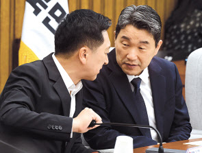 김기현(왼쪽) 국민의힘 대표와 이주호 부총리가 28일 서울 여의도 국회에서 열린 ‘유·보 관리체계 일원화 방안’ 당정협의회에 참석해 대화를 나누고 있다. 임세준 기자
