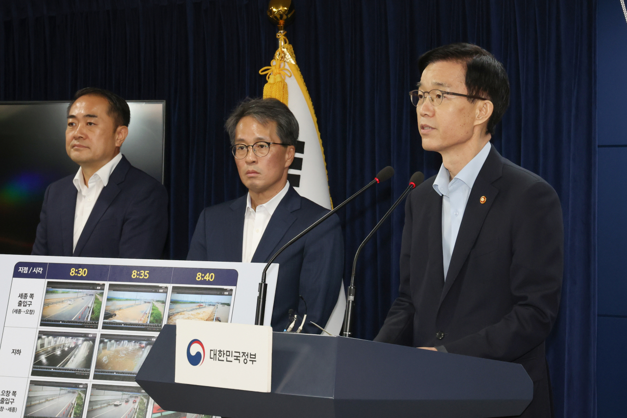 방문규 국무조정실장이 28일 정부서울청사에서 '청주 오송읍 궁평2지하차도 침수 사고 감찰 조사결과'를 브리핑하고 있다. 연합뉴스