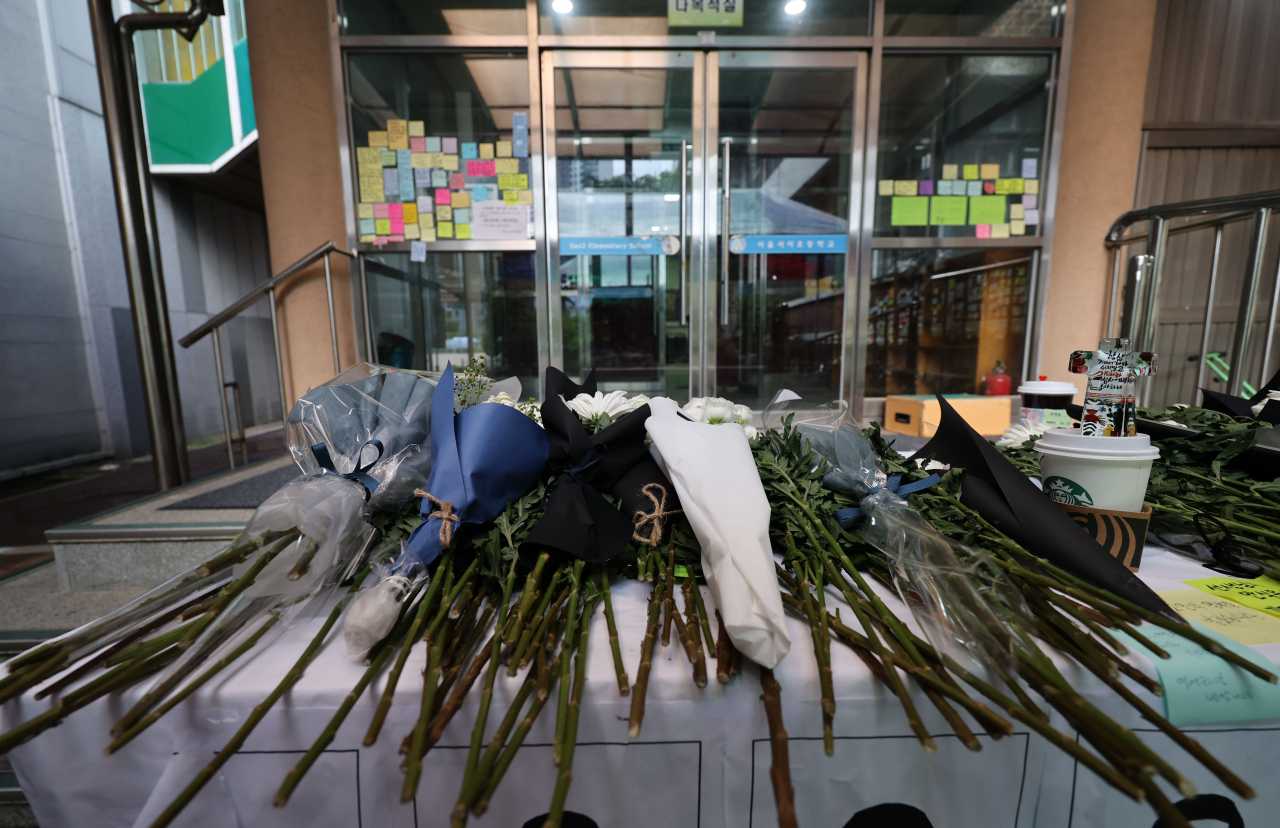 26일 서울 서초구 서이초등학교 곳곳에 담임교사 A씨를 추모하는 메시지와 국화가 놓여있다. [연합]