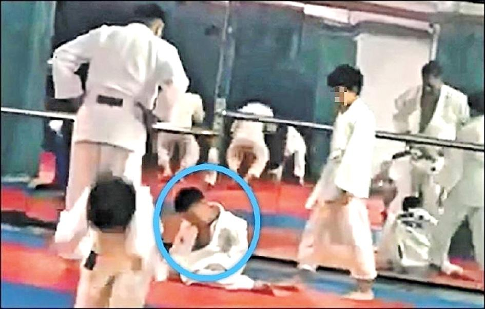 유도 훈련장에서 황모 군이 고통을 호소하는 모습. [타이완타임즈]