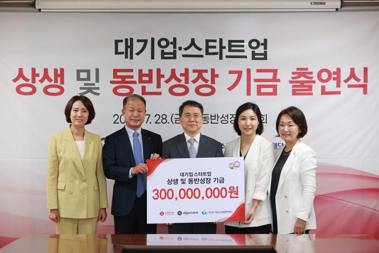 이영 중소벤처기업부 장관이 28일 서울 중구 동반성장위원회에서 열린 '대기업·스타트업 상생 및 동반성장 기금 출연식'을 마치고 참석자들과 기념 촬영을 하고 있다.(왼쪽부터 이영 장관, 이훈기 롯데헬스케어 대표, 김영환 대중소기업농어업협력재단 사무총장, 정지원 알고케어 대표, 한무경 국회의원)