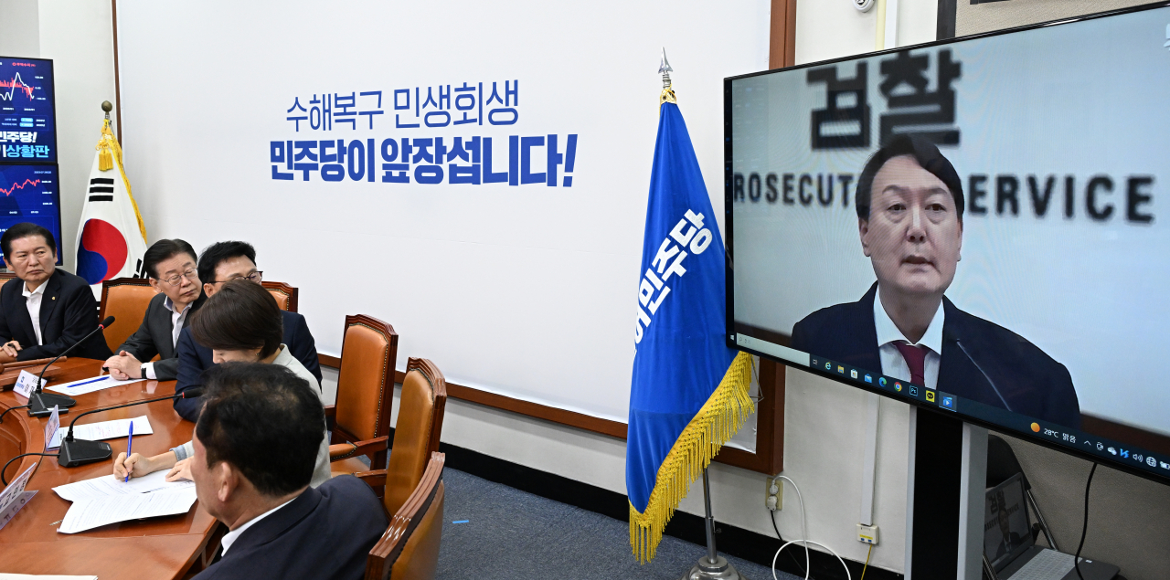 이재명 더불어민주당 대표와 지도부가 28일 서울 여의도 국회에서 열린 최고위원회의에 참석해 윤석열 대통령의 특활비와 관련한 보도영상을 시청하고 있다. 임세준 기자