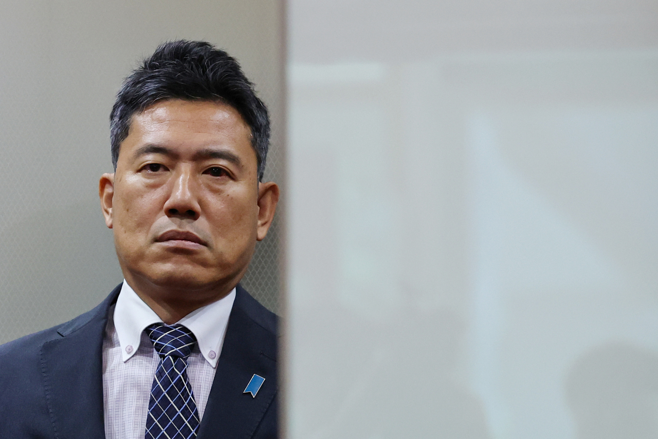 일본 정부가 독도 영유권 주장을 담은 방위백서를 채택한 28일 오전 주한일본대사관 총괄공사 대리인 야마모토 몬도 정무공사가 서울 종로구 외교부 청사로 초치되고 있다. [연합]