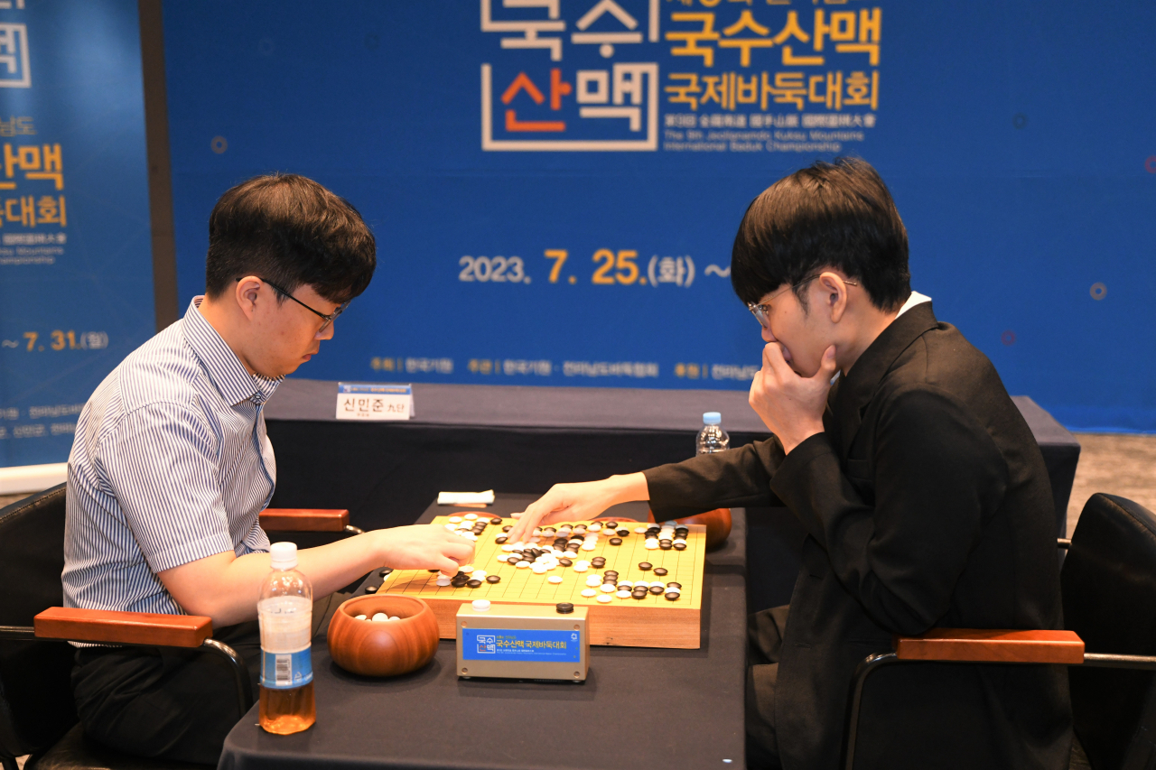 대국 후 복기하는 신민준(왼쪽)과 신진서.[한국기원 제공]