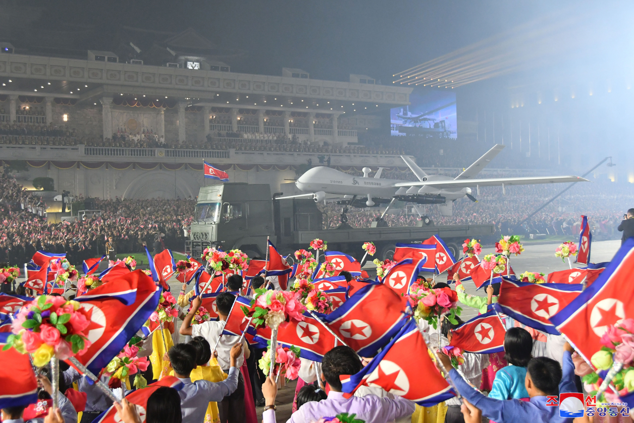 북한이 '전승절'(6·25전쟁 정전협정기념일) 70주년인 지난 27일 저녁 평양 김일성광장에서 열병식을 개최했다고 조선중앙통신이 28일 보도했다. [연합]