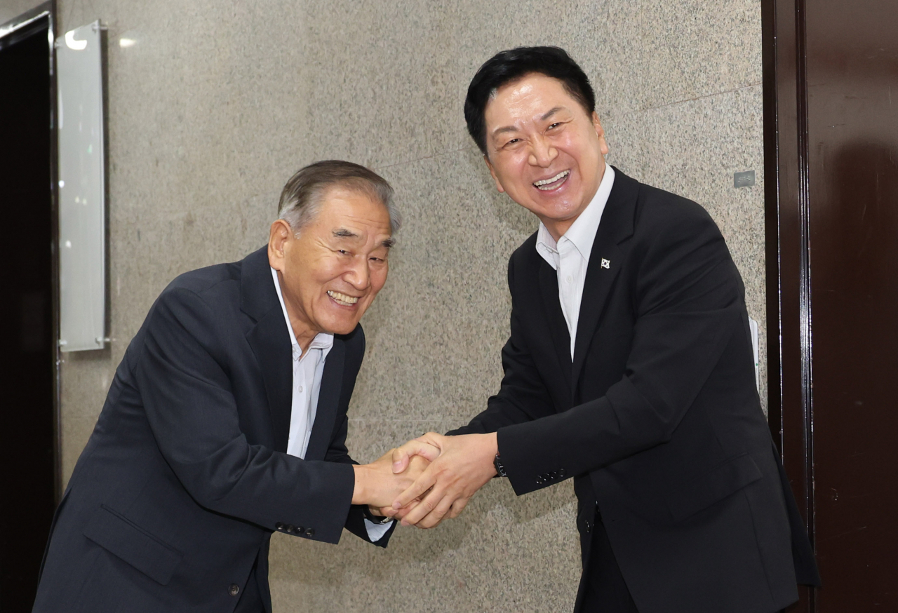 김기현 국민의힘 대표가 28일 오후 서울 여의도 국회에서 취임 인사차 예방한 이재오 민주화운동기념사업회 이사장과 면담을 마치고 인사를 나누고 있다. [연합]
