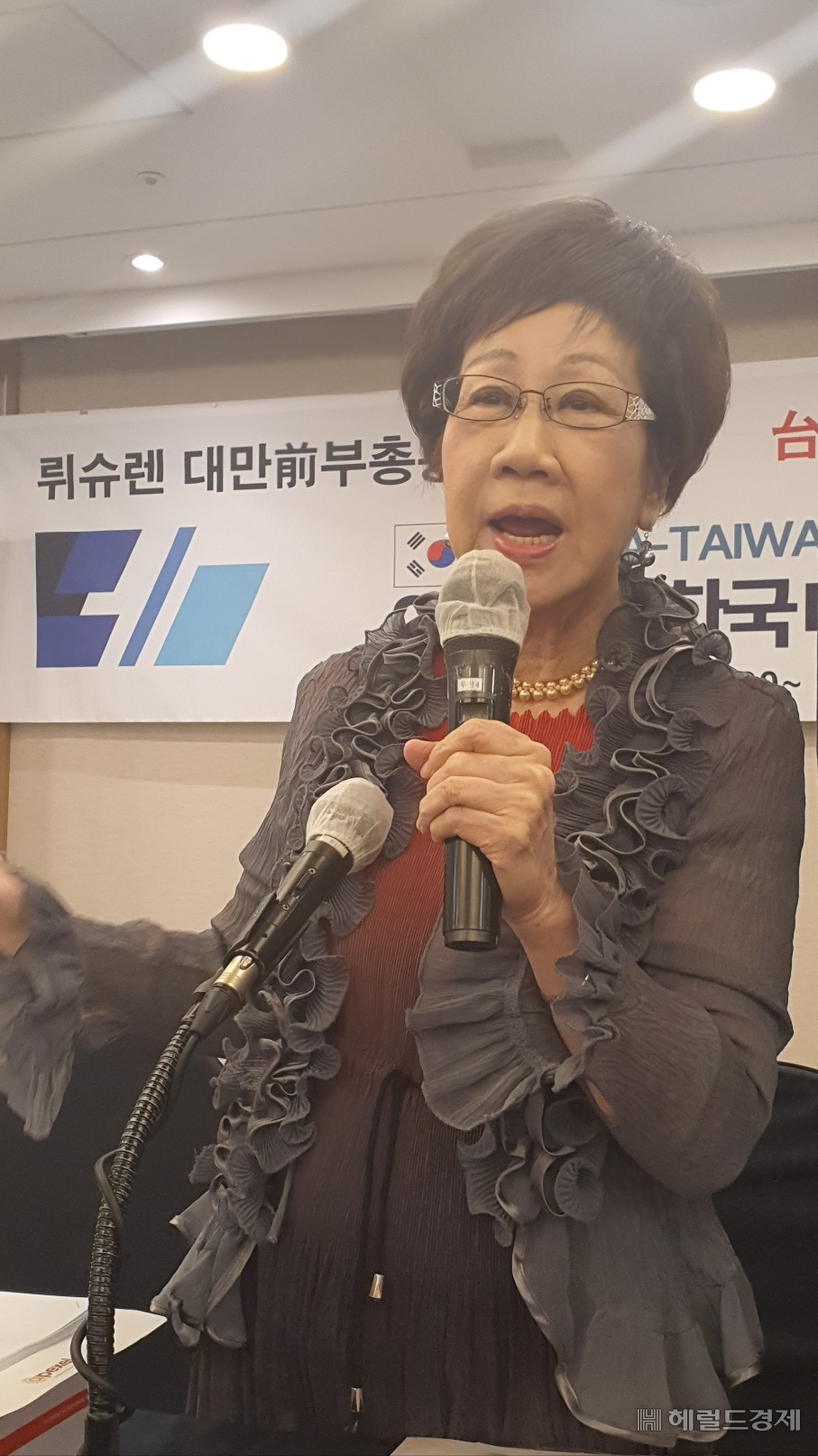 ‘민주화와 인권의 상징’으로 알려진 뤼쉬렌 대만 전 부총통은 28일 서울 프레스센터에서 열린 한국대만민간경제연합에서 평화의 중요성을 거듭 강조했다.