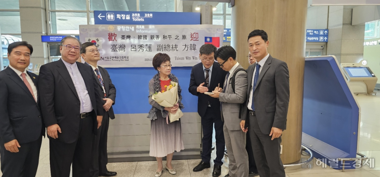 뤼시렌 전 부총통과 이학충 중화민국건설기술학회장 등 대만 경제사절단은 28일부터 5일간 문화, 예술, 산업, 관광 등 다양한 분야의 투자유치 활동에 나선다. 세화테크 박중근 대표와 박태준 이사가 공항에서 환영인사를 전했다.