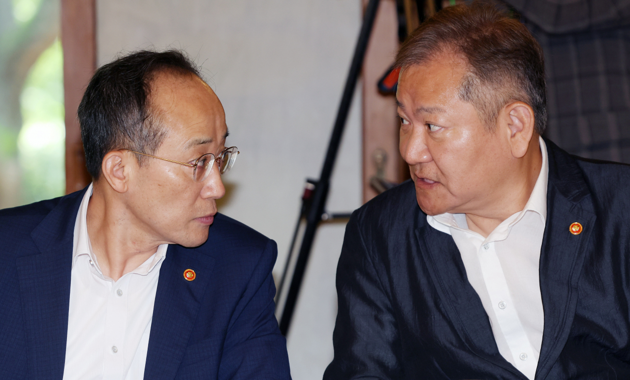 추경호 경제부총리 겸 기획재정부 장관과 이상민 행정안전부 장관이 28일 오전 서울 삼청동 총리공관에서 열린 고위당정협의회에 앞서 대화하고 있다. [연합]
