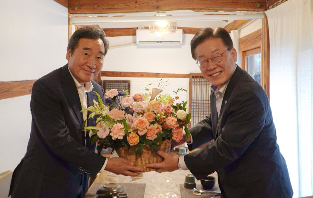 더불어민주당 이재명 대표와 이낙연 전 대표가 7월 28일 서울 모처에서 만찬 회동을 하며 기념촬영을 하고 있다.[연합]
