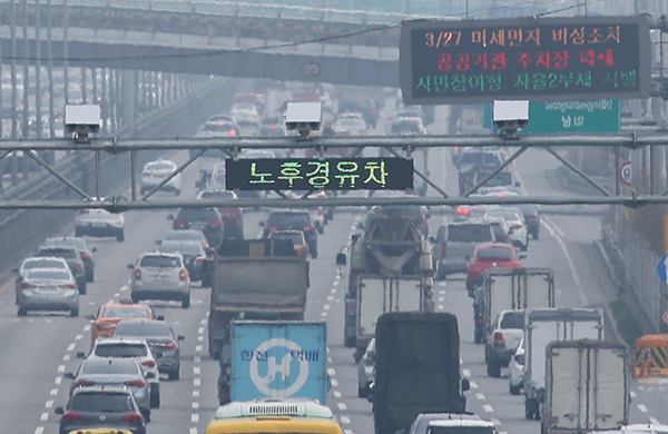 서울 강변북로 가양대교 부근에 설치된 노후 경유차 단속 CCTV와 운행제한 알림판.[연합]